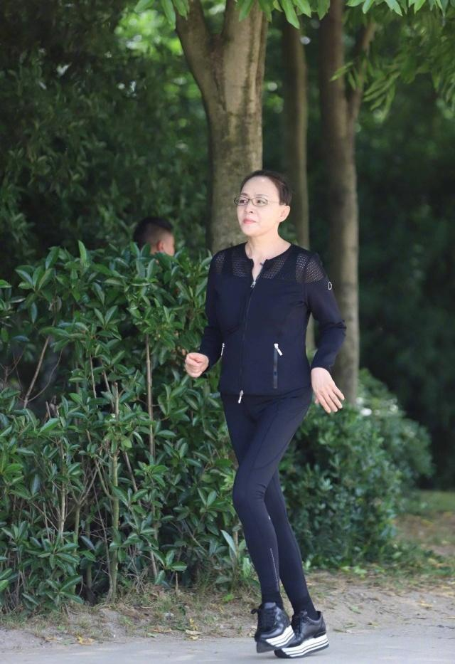 58岁宋丹丹素颜不显老,穿短裤秀麻杆腿吸睛,游泳圈的肚子太显龄