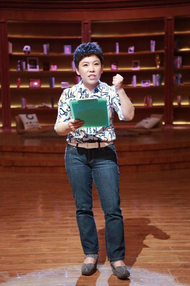 47岁邓亚萍素颜走机场,155穿运动装冠军范十足,这么多年没变样