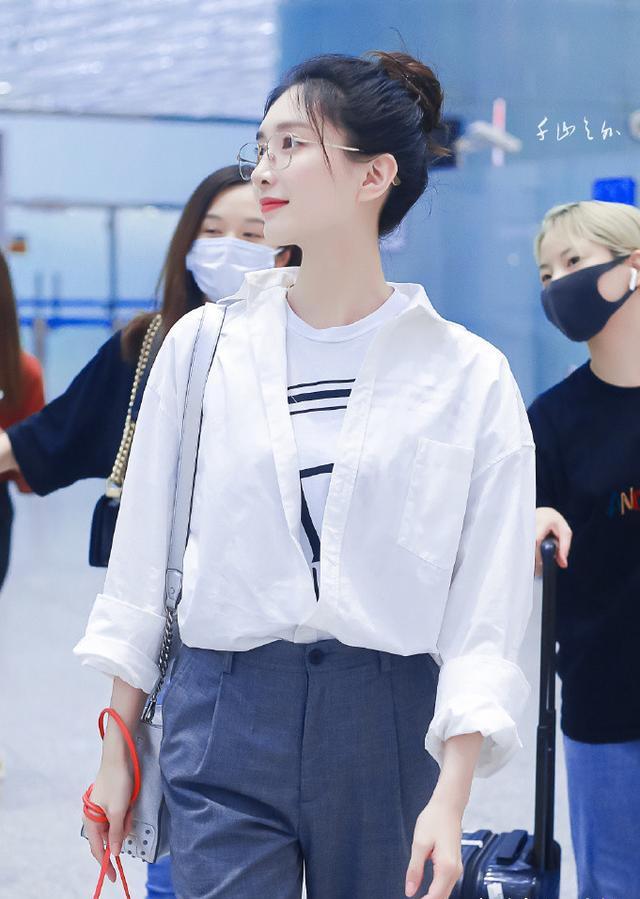 33岁的江疏影真女神,白衬衫搭配九分裤,简约大方太迷人