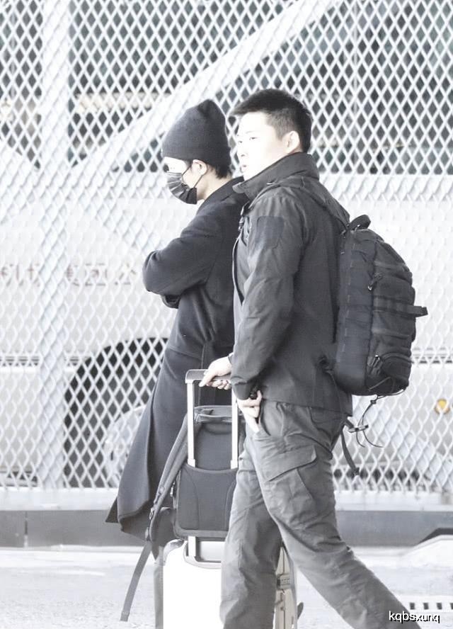 肖战素颜现身机场,戴口罩难掩帅气,穿黑大衣搭毛线帽超有男人味
