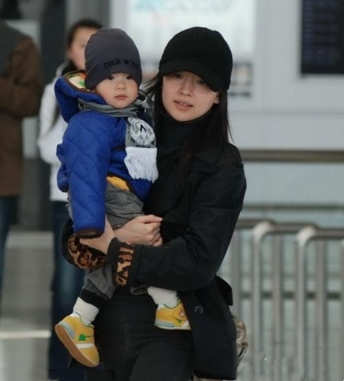 董洁携子参加婚礼,一身清新风穿搭很少女,10岁顶顶忧郁气质像妈