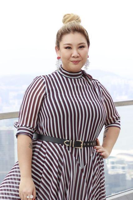 郑欣宜不能再胖了!母亲节踩高跟鞋出席活动,中场不得不换平底鞋