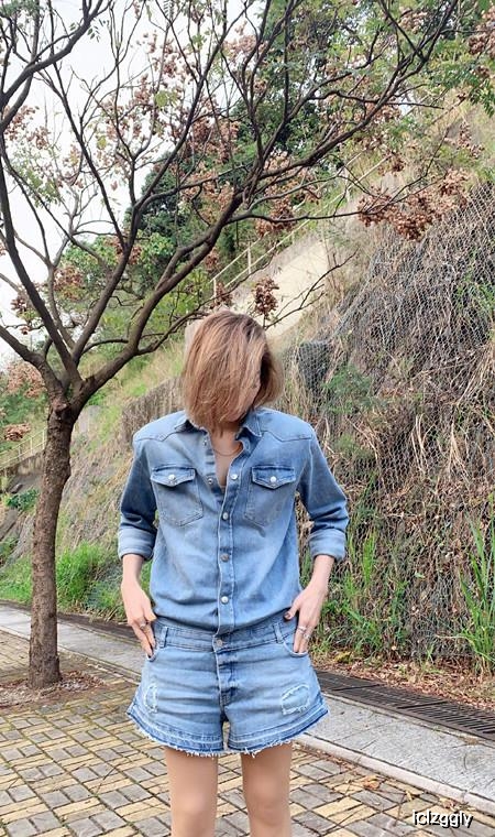 适合夏天穿的八套私服，辣妈邓莎穿绿色短袖戴报童，显年轻文艺