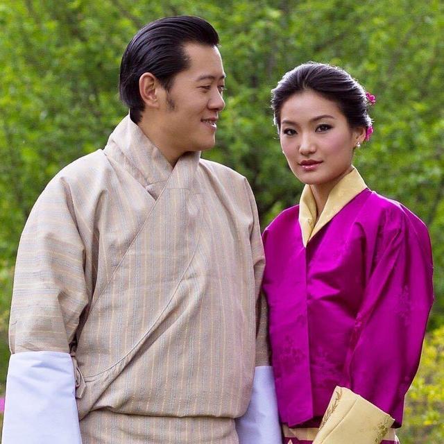 不丹王后二胎后首露面，一家四口出镜，二胎儿子首次露正脸颜值高