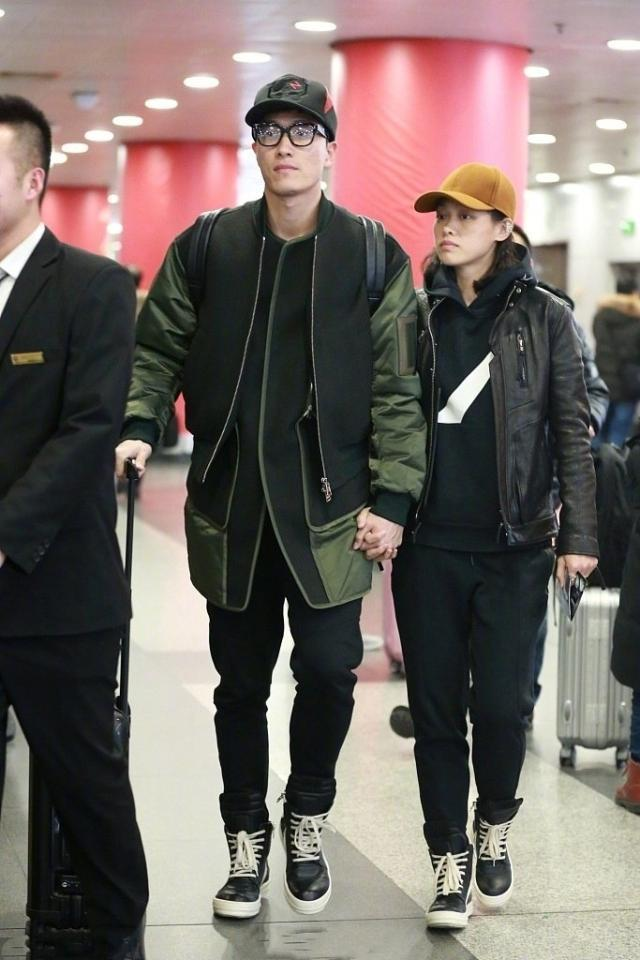 刘翔携运动员妻子走机场，34岁吴莎一袭长裙素颜超美，气质很温柔