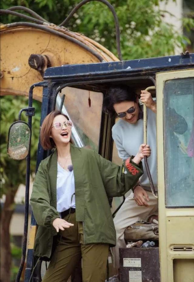 袁弘张歆艺又上夫妻档！张歆艺瘦身太难好圆润，袁弘留长发变娘了