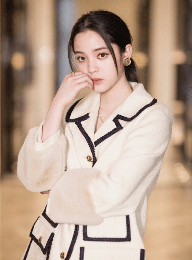 当19岁欧阳娜娜撞衫21岁杨超越，网友：一个名媛，一个淘宝风