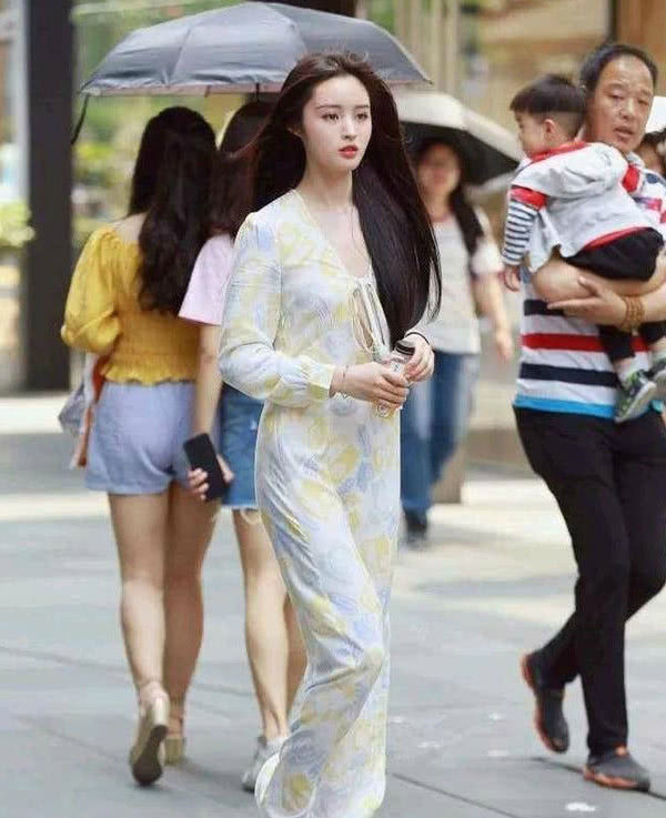 街拍:身材高挑的小姐姐,搭配时尚,令人羡慕