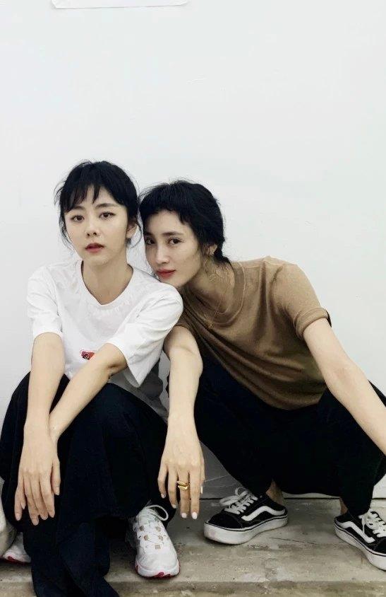 王紫璇和谭松韵搞笑照：同穿T恤配小黑裤，一个甜美一个帅酷