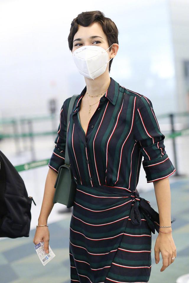 卢靖姗又换新发型,复古卷终于不男人,这次变成“蛇蝎美女子”
