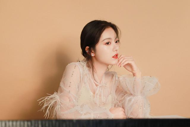 17岁赵今麦穿露脐装暴露小肚子，帽子手套装备齐全，小鸟腿吸睛