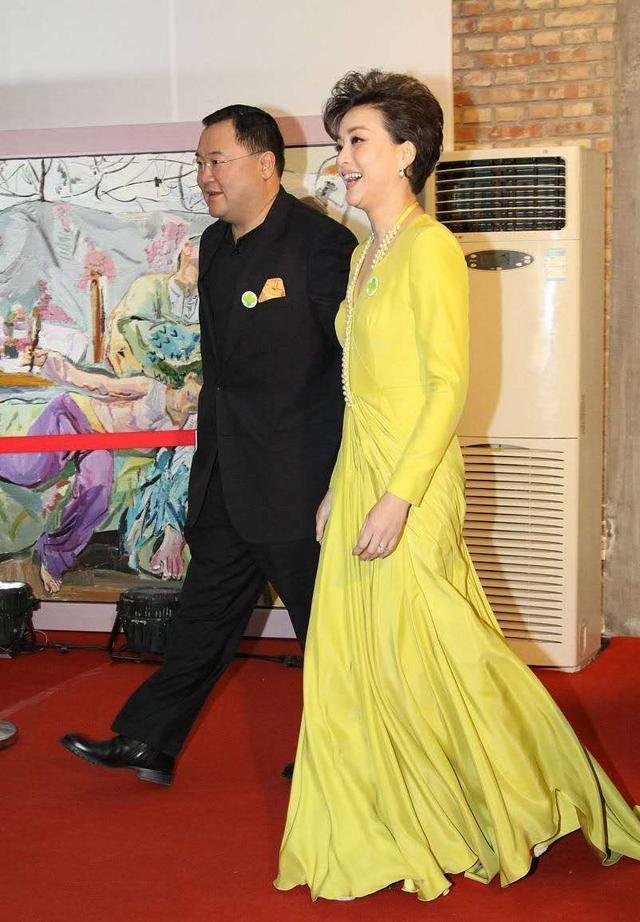 杨澜穿黄裙好华丽，富豪老公全程低头搀扶，家庭地位一目了然