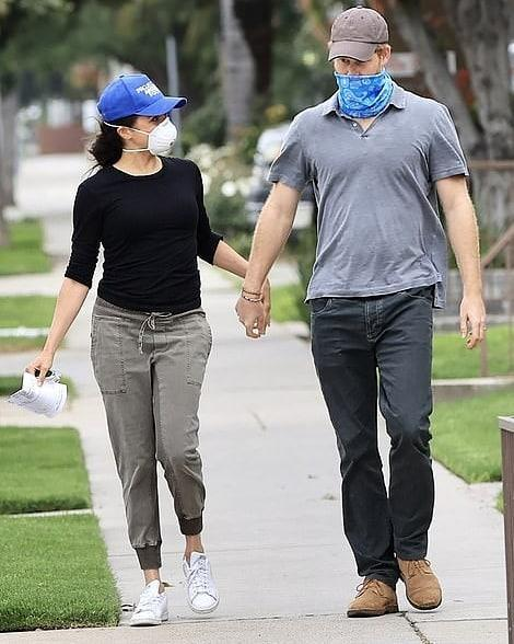 凯特妈妈亲自上病房送温暖,穿蓝裙似凯特姐妹,比梅根爸爸省心