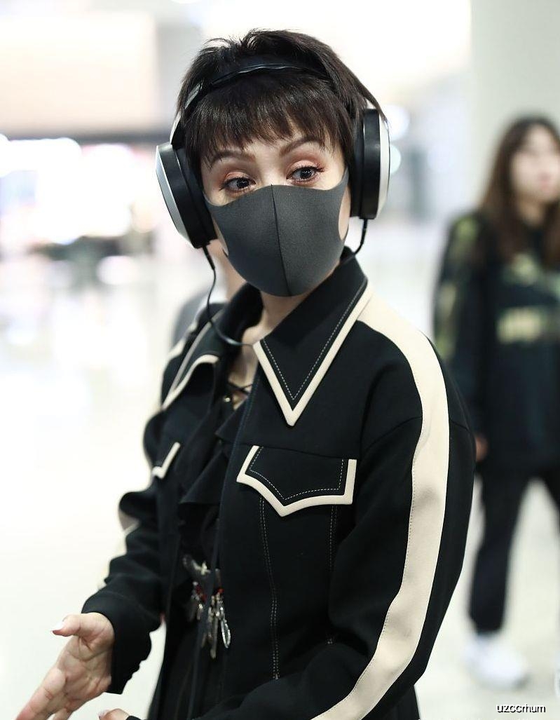 47岁宁静气质可真好!干练短发配风衣美腿真抢镜,气质高级不俗气