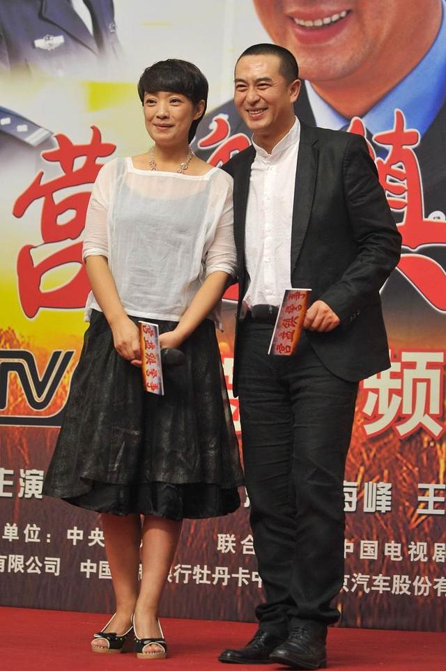 张嘉译携娇妻现身活动，51岁妻子吊带裙搭T恤很贤惠，淡妆很年轻