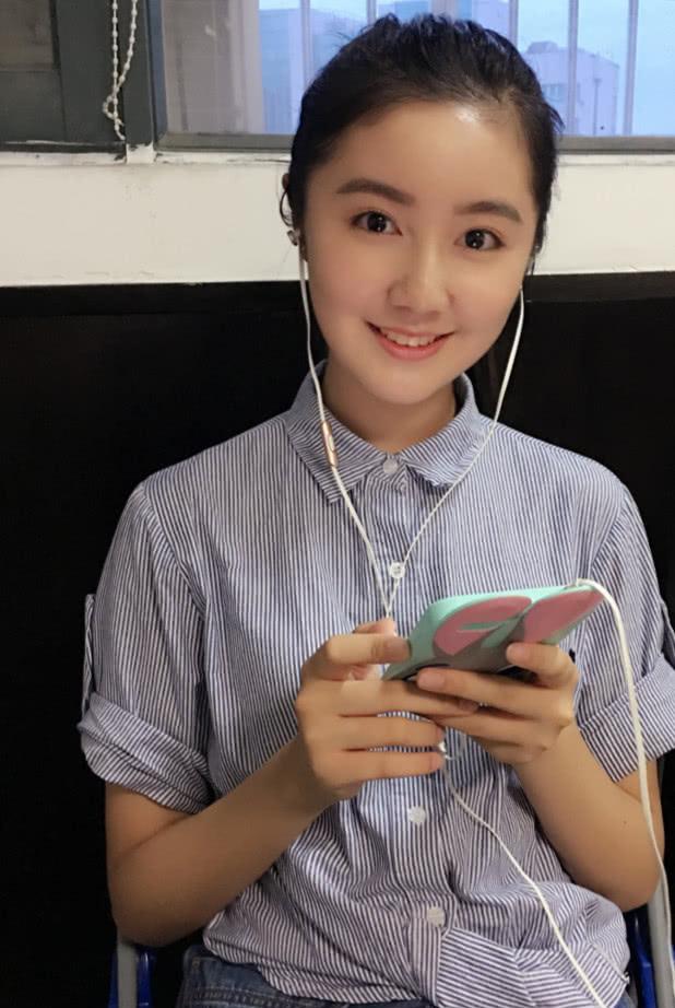 还记得那个“点读机女孩”吗?今出落得亭亭玉立,美成直男初恋!
