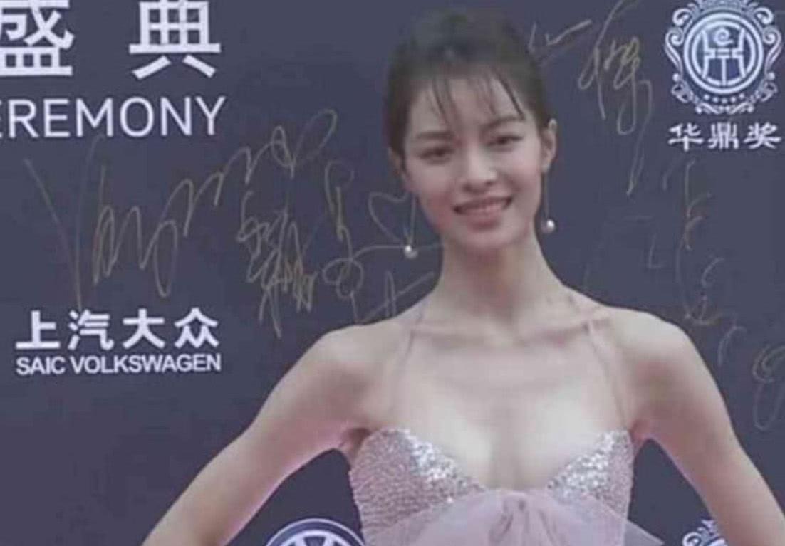 钟楚曦只用一根线来支撑衣服,弯腰瞬间又造经典,他日必火