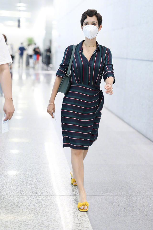 卢靖姗又换新发型,复古卷终于不男人,这次变成“蛇蝎美女子”