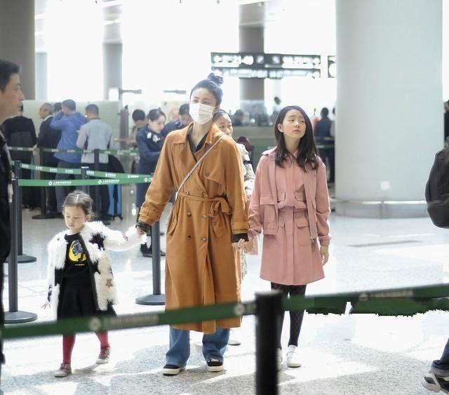 黄磊一家走机场,多多美过妈妈太抢眼,黄磊发福收不住变油腻大叔