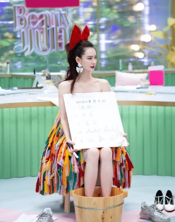 本以为欧阳娜娜的腿够细了,但看到戚薇的腿,区别不是一般大