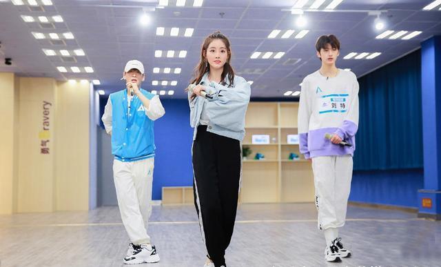 她是杨幂旗下小花，参加《创造营》当助演，牛仔外套运动裤美爆了