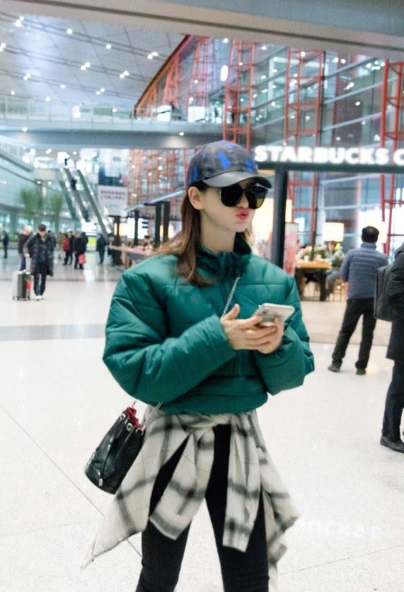 戚薇是嫌鞋子太黑了,所以用荧光笔在鞋子上乱写乱画?意外很潮流