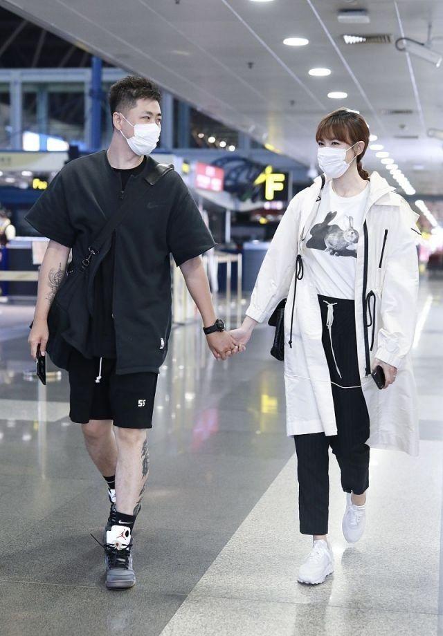 李艾携夫走机场，穿错裤子胖20斤，松紧带低腰裤超模身材hold不住