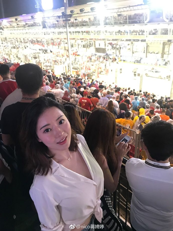 街拍:白色依然是时尚主流颜色,网红蒋娉婷休闲衬衫秀身材