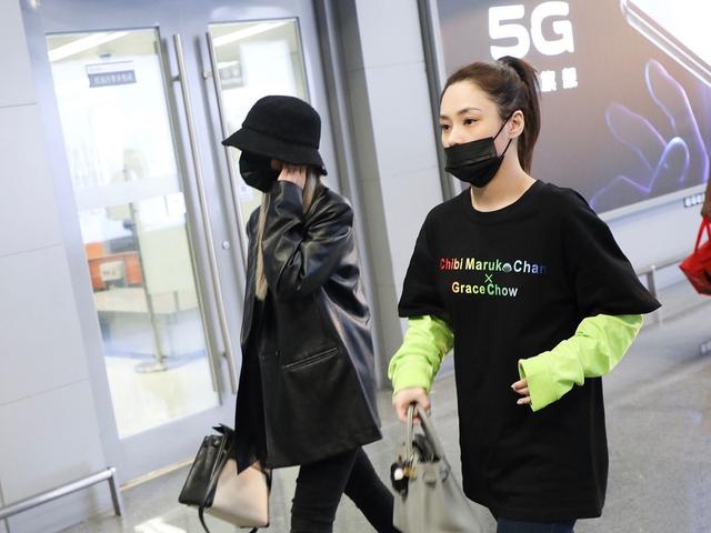 周扬青现身走机场,穿大西装暴露真实身高,竟有阿娇同款五短身材
