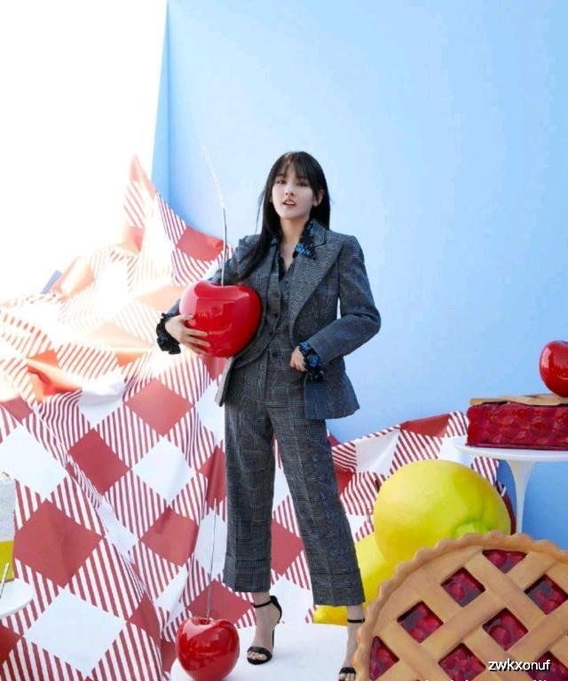 宋祖儿刘海发型太过清纯,炫酷黑色亮片裙,竟然穿出满屏少女感