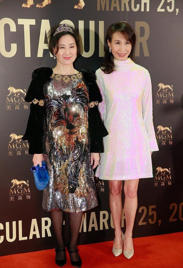 何超琼戴皇冠太贵气,妹妹穿粉裙扮嫩翻车,三姐妹同框像母女尴尬