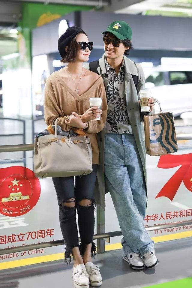 张歆艺罕见带儿子走机场,1岁多儿子穿红衣扎小啾啾,像个女娃娃