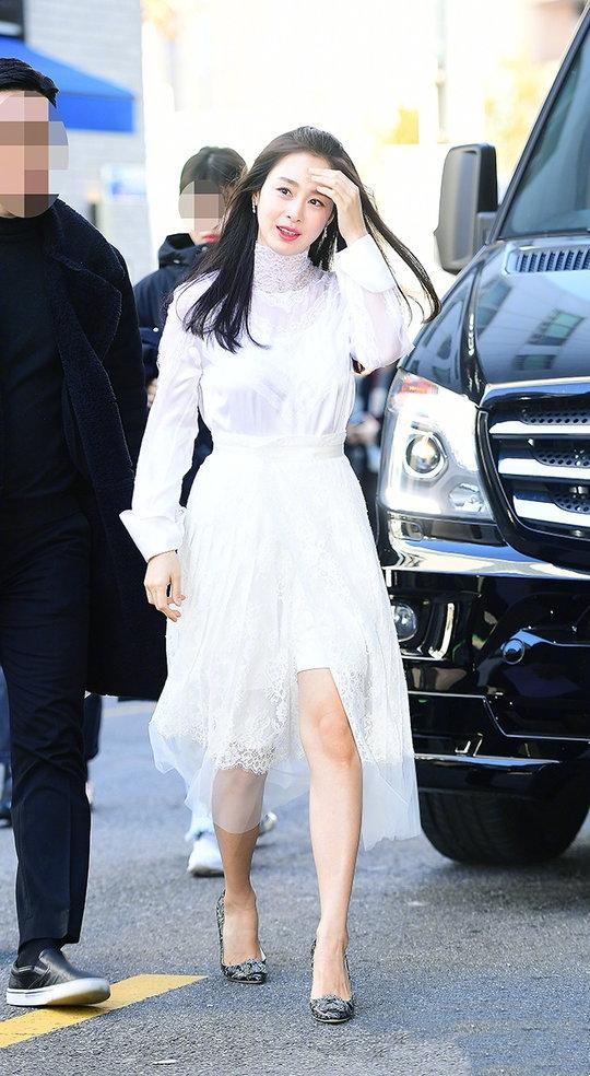 金泰希产后与老公Rain首合体，出席弟弟李莞婚礼，弟媳颜值超高 