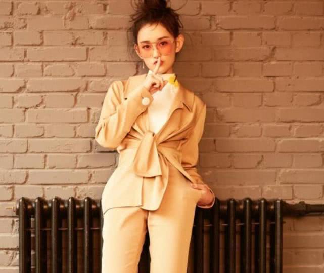 蒋依依怎么又变漂亮了,一身“套白”穿出少女范,网友:小仙女