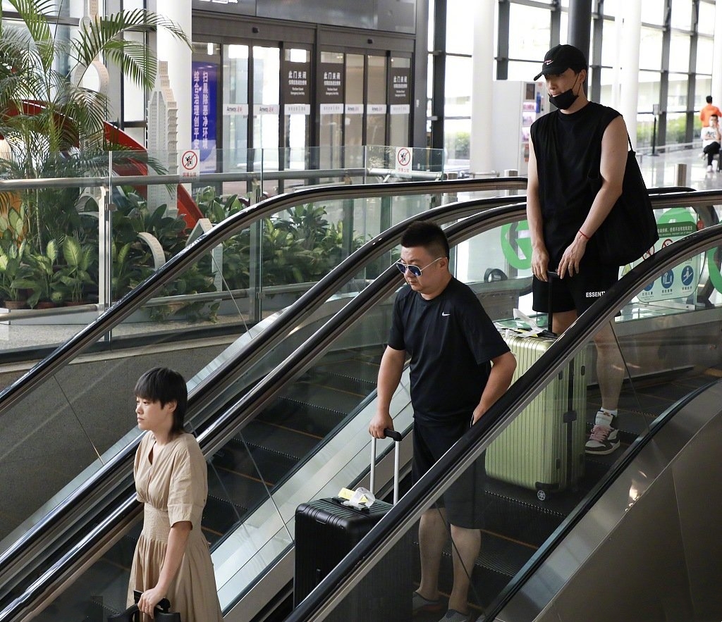 刘翔携运动员妻子走机场，34岁吴莎一袭长裙素颜超美，气质很温柔