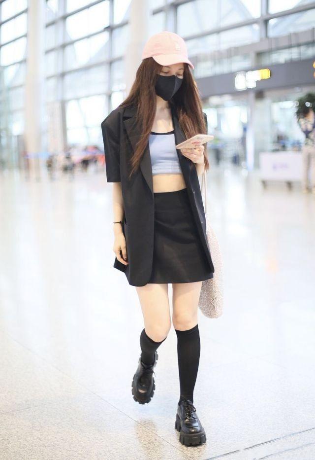吴昕参加姐姐后脱胎换骨，穿露脐装搭长袜，暴露膝盖内翻勒出赘肉