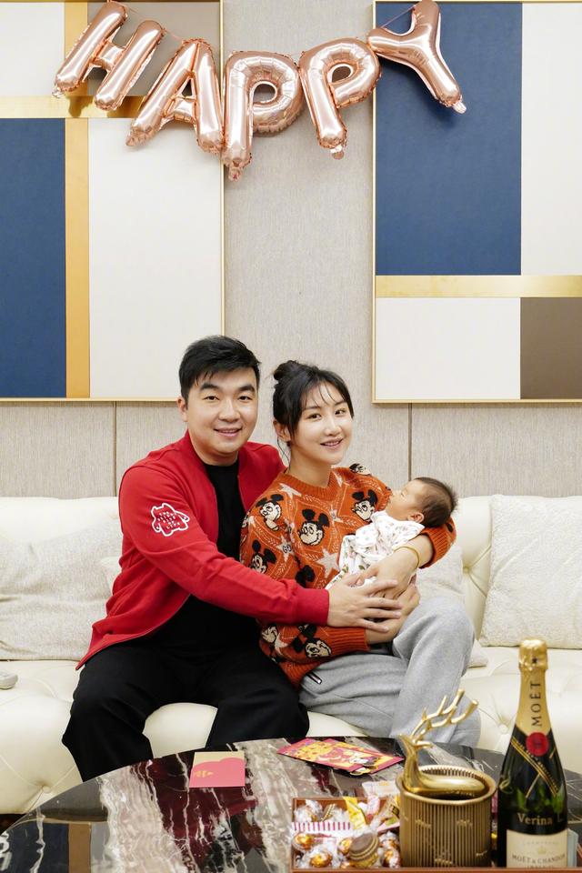 何雯娜晒祖孙三代合照,老母亲一脸福相,4月大女儿太像老公梁超