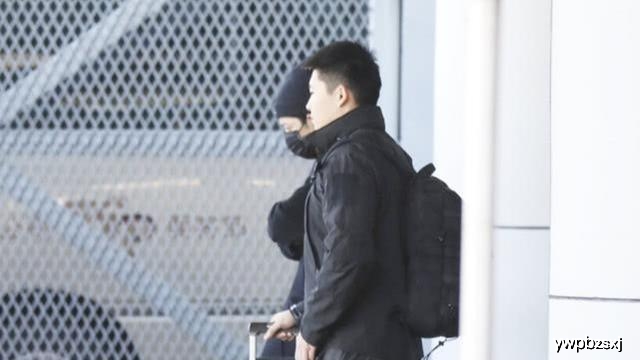 肖战素颜现身机场,戴口罩难掩帅气,穿黑大衣搭毛线帽超有男人味