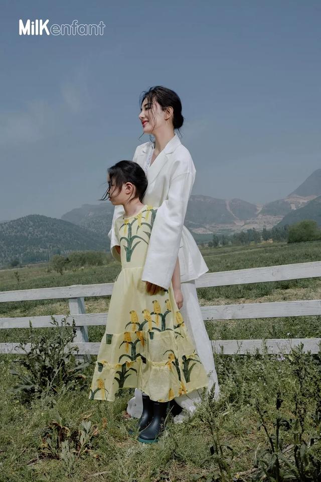 黄奕首携女儿拍大片，7岁铛铛气质初显美翻，模样像爸气质却像妈
