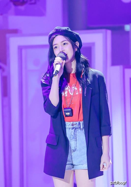适合夏天穿的八套私服，辣妈邓莎穿绿色短袖戴报童，显年轻文艺