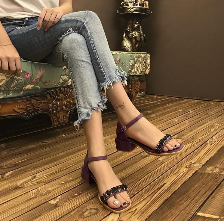 经典的一字带凉鞋，性感的高跟设计，展现女人优雅的气质