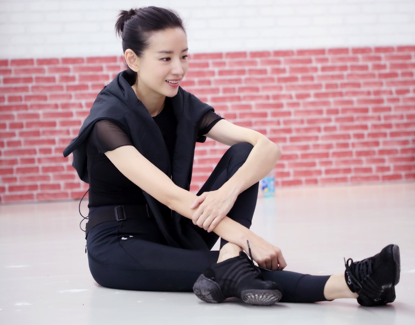 董洁携子参加婚礼,一身清新风穿搭很少女,10岁顶顶忧郁气质像妈