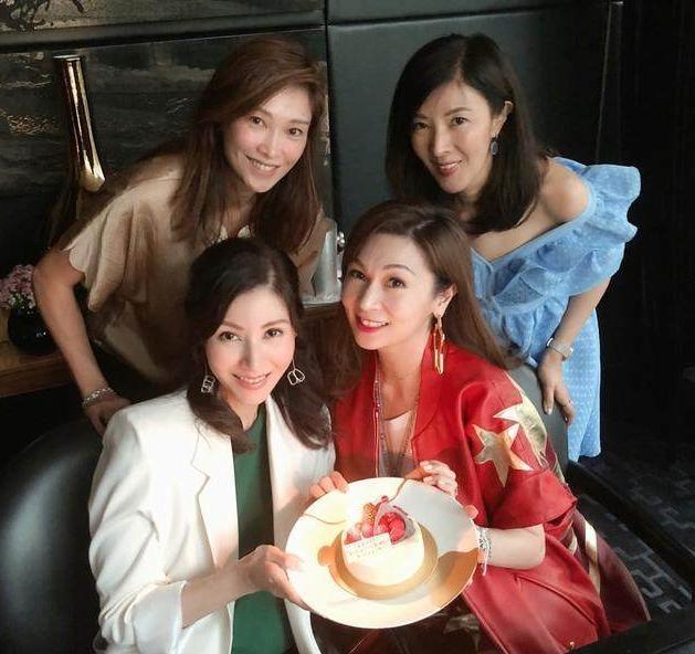 李嘉欣亲姐太“丑”,姐妹俩走机场颜值差别大,穿得却比妹妹时髦