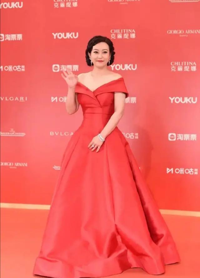 郝蕾穿旗袍好富态,长胖不少暴露小肚子,一双腿更是肉感十足
