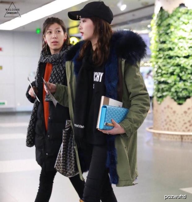 关晓彤低调现身，身穿几万块的绿棉袄美出了高度，网友：鹿晗教的