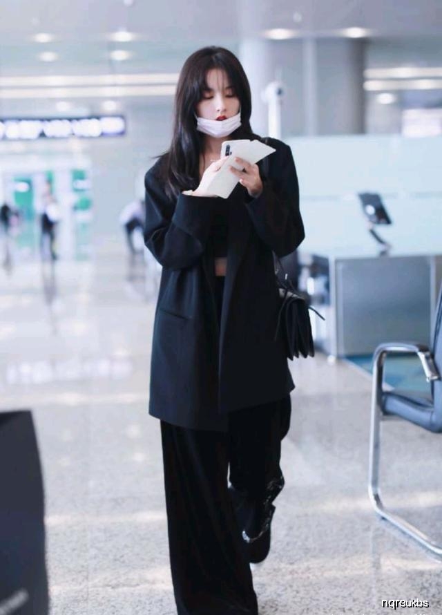 宋祖儿刘海发型太过清纯,炫酷黑色亮片裙,竟然穿出满屏少女感