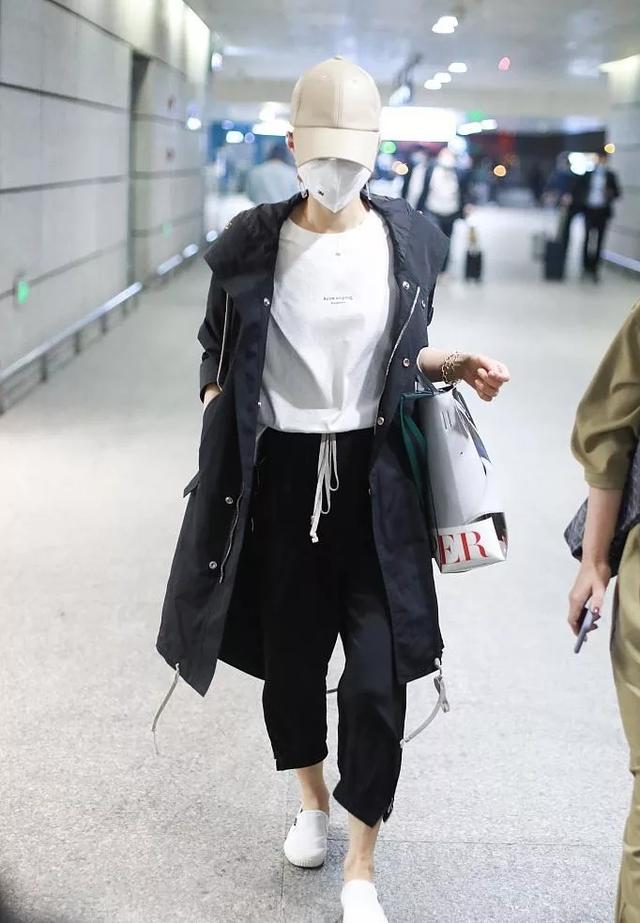 与已婚男演员亲密合照后,马伊琍走机场,戴金链子拎贵妇包超霸气