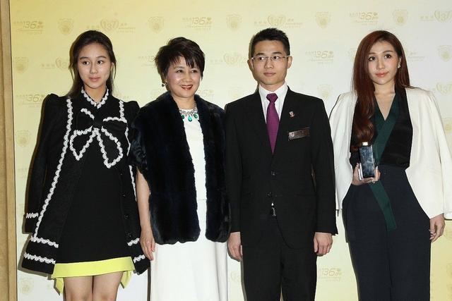 赌王四太一家四口同框，儿子何猷亨没存在感，全程被俩妹妹抢风头