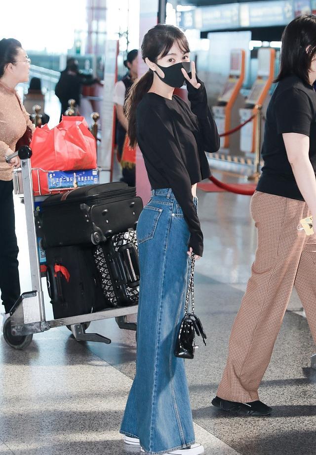 31岁李菲儿秀''蜂腰'',短款T恤搭配高腰直筒裤,身材好得像少女