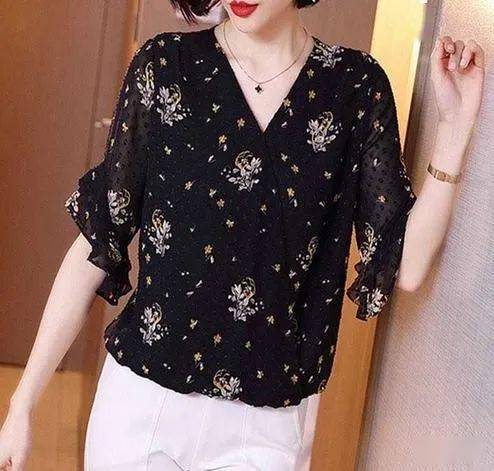 42岁小姨从来不买妈妈装,衣柜装满“花笺衫”,难怪她时髦显嫩美
